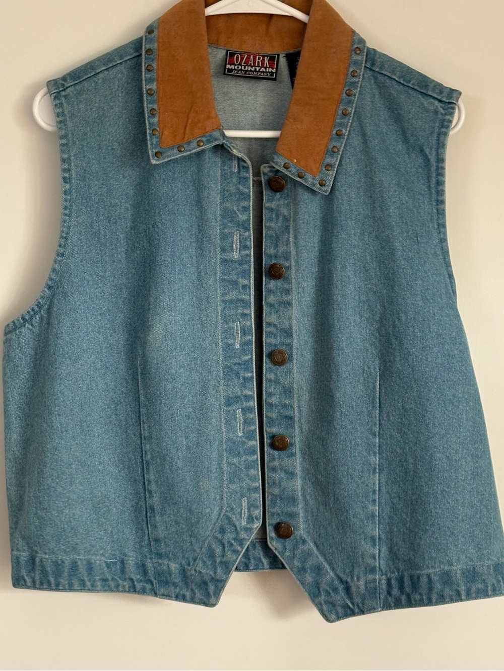 100% Cotton Light Blue Denim Vest with Brown Collar